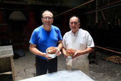 Leonardo Messina, de 56 años, propietario de Flores Porteñas junto al pastelero Manuel Castillo