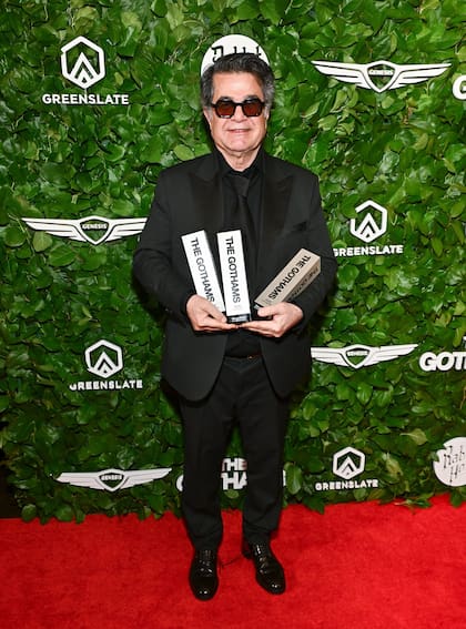 Panahi posa con los tres premios Gotham ganados este lunes por la noche en Manhattan