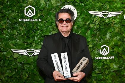 Panahi posa con los tres premios Gothan que obtuvo el lunes 1° de diciembre por la noche en Nueva York