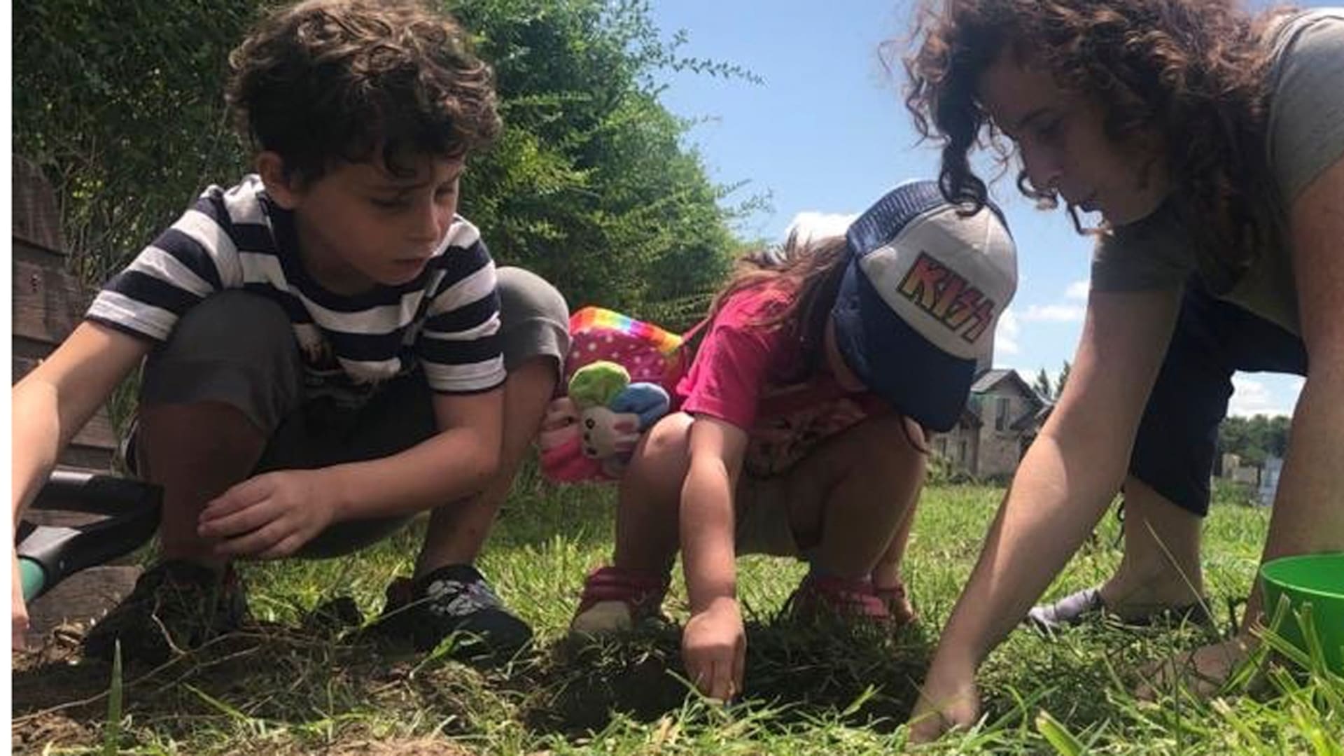 Mariel Klosewicz junto a sus hijos Lorenzo y Renata haciendo tareas de huerta en el jadín de su casa