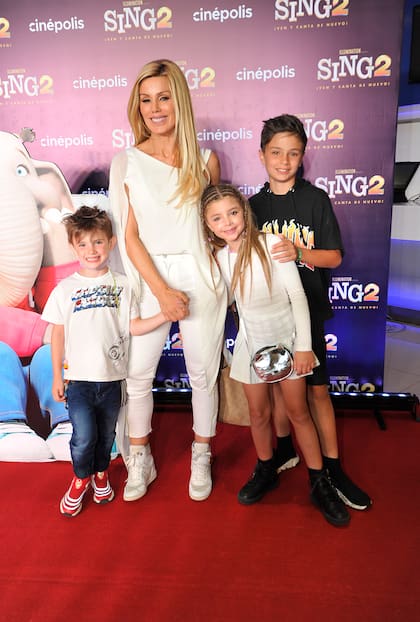 Panam junto a sus hijos Luca, Sofía y Bautista