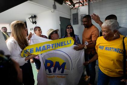 Panamá: Expresidente Ricardo Martinelli sale de embajada nicaragüense y viaja a Colombia asilado