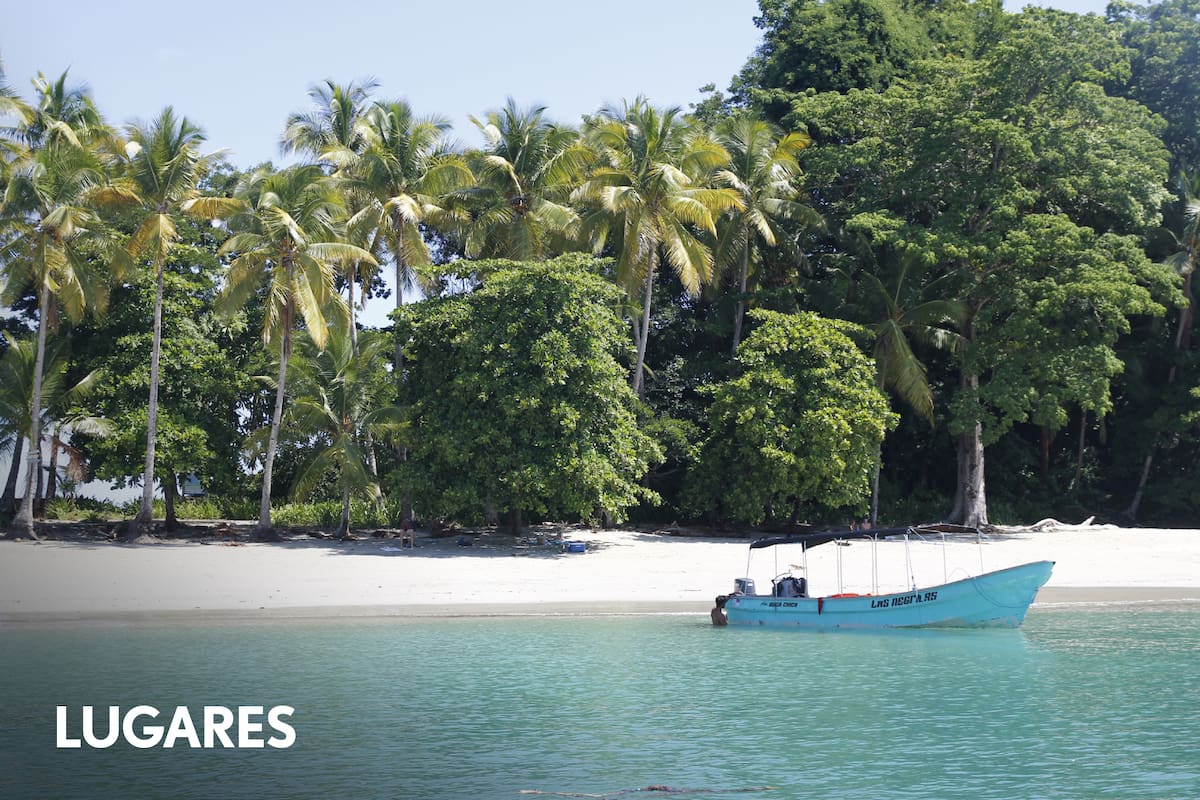 Las aguas cristalinas de la playa en Portobelo, Panamá.
