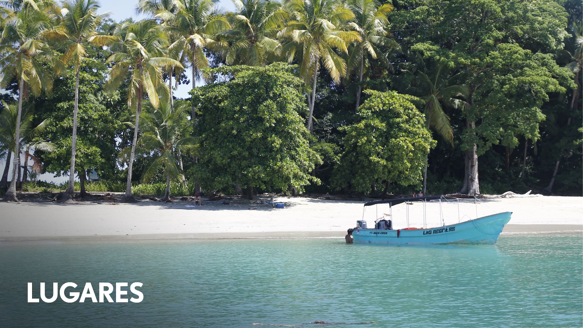 Las aguas cristalinas de la playa en Portobelo, Panamá.