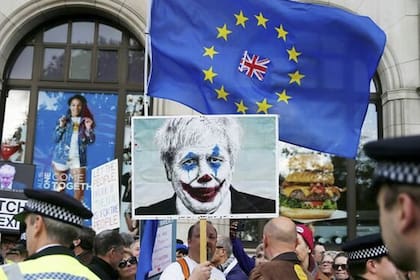 Pancarta en una manifestación en Londres frente al Parlamento, con Boris Johnson caricaturizado como el Guasón