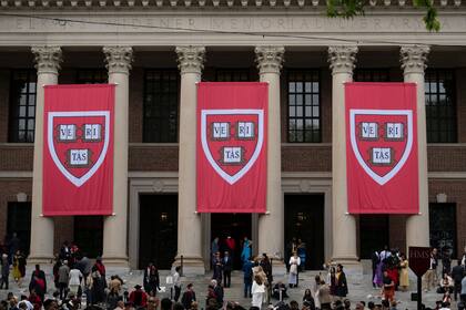 Pancartas de Harvard frente a la Biblioteca Widener durante la 374.ª Ceremonia de Graduación de Harvard en Harvard Yard, Cambridge, Massachusetts, el 29 de mayo de 2025.