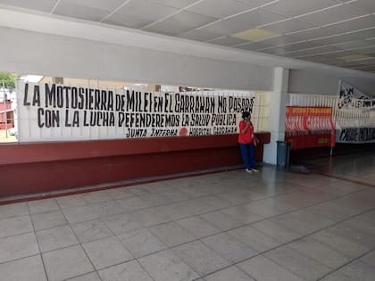 Pancartas en los pasillos del Garrahan