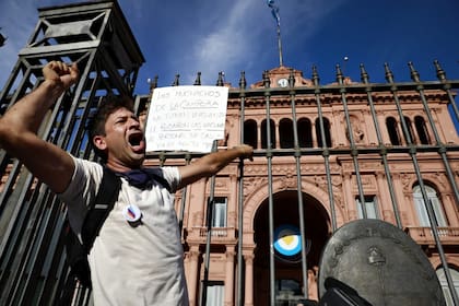 Pancartas y carteles diversos en la marcha por el 27F frente a la Casa Rosada