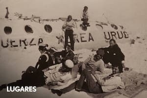 Pancho Delgado, sentado en el techo del fuselaje, y Roberto Canessa (de pie), tejen tela aislante. Recostados: Fito Strauch, Carlitos Páez, Gustavo Zerbino, Eduardo Strauch, Nando Parrado y Javier Methol.