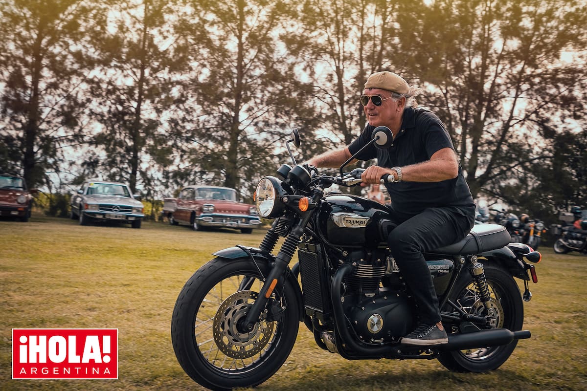 Pancho Dotto anda en su Bonneville Black 2020 con los autos clásicos y las motos de sus invitados como telón de fondo. “Es la versión
nueva de la Triumph 58 que manejaba cuando tuve el accidente”, cuenta.