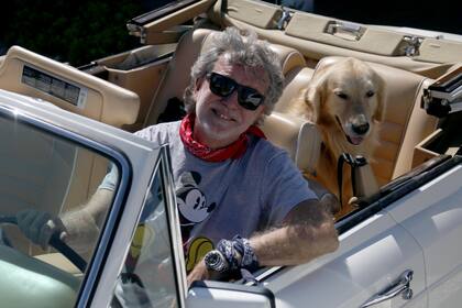 Pancho Dotto eligió su exclusivo Rolls Royce blanco para recorrer las calles de Punta del Este en compañía de su perro
