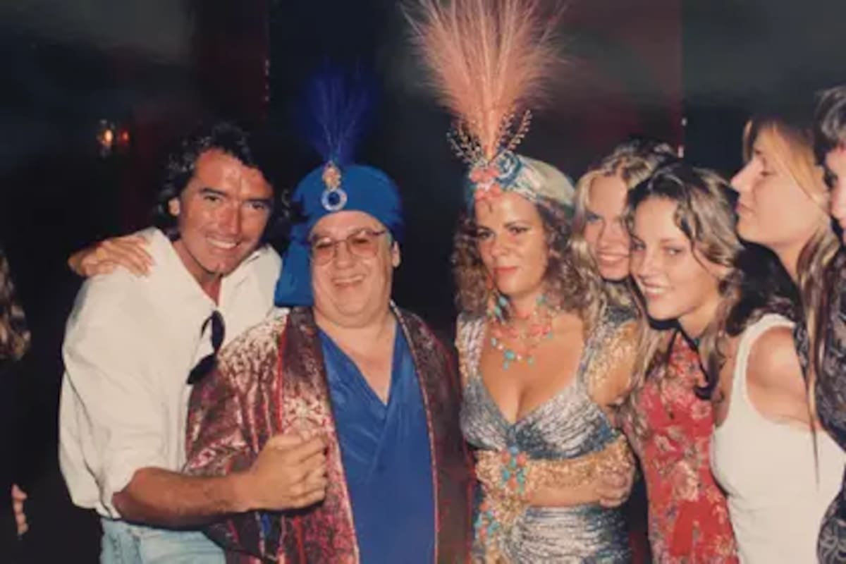 Pancho Dotto, Gilberto Scarpa, Henriqueta, y las modelos Carola del Bianco, Moira Gough y Dolores Barreiro, en la fiesta de Las mil y una noches