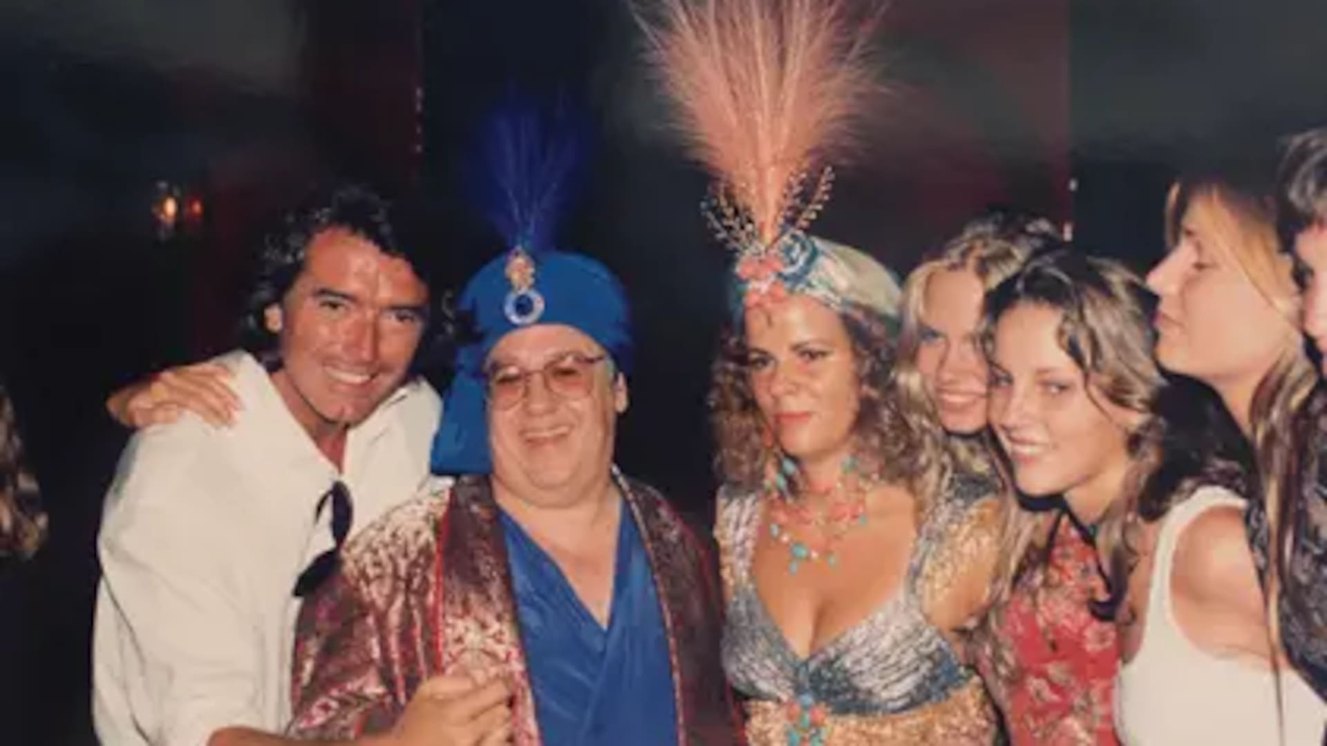 Pancho Dotto, Gilberto Scarpa, Henriqueta, y las modelos Carola del Bianco, Moira Gough y Dolores Barreiro, en la fiesta de Las mil y una noches
