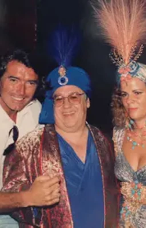 Pancho Dotto, Gilberto Scarpa, Henriqueta, y las modelos Carola del Bianco, Moira Gough y Dolores Barreiro, en la fiesta de Las mil y una noches