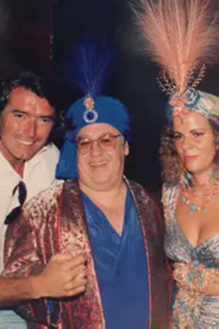 Pancho Dotto, Gilberto Scarpa, Henriqueta, y las modelos Carola del Bianco, Moira Gough y Dolores Barreiro, en la fiesta de Las mil y una noches