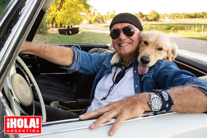 Pancho Dotto sonríe junto a Crack, su perro más querido, un Golden que nació el 17 de enero, el mismo día que Pampita, una de las grandes modelos que él descubrió.