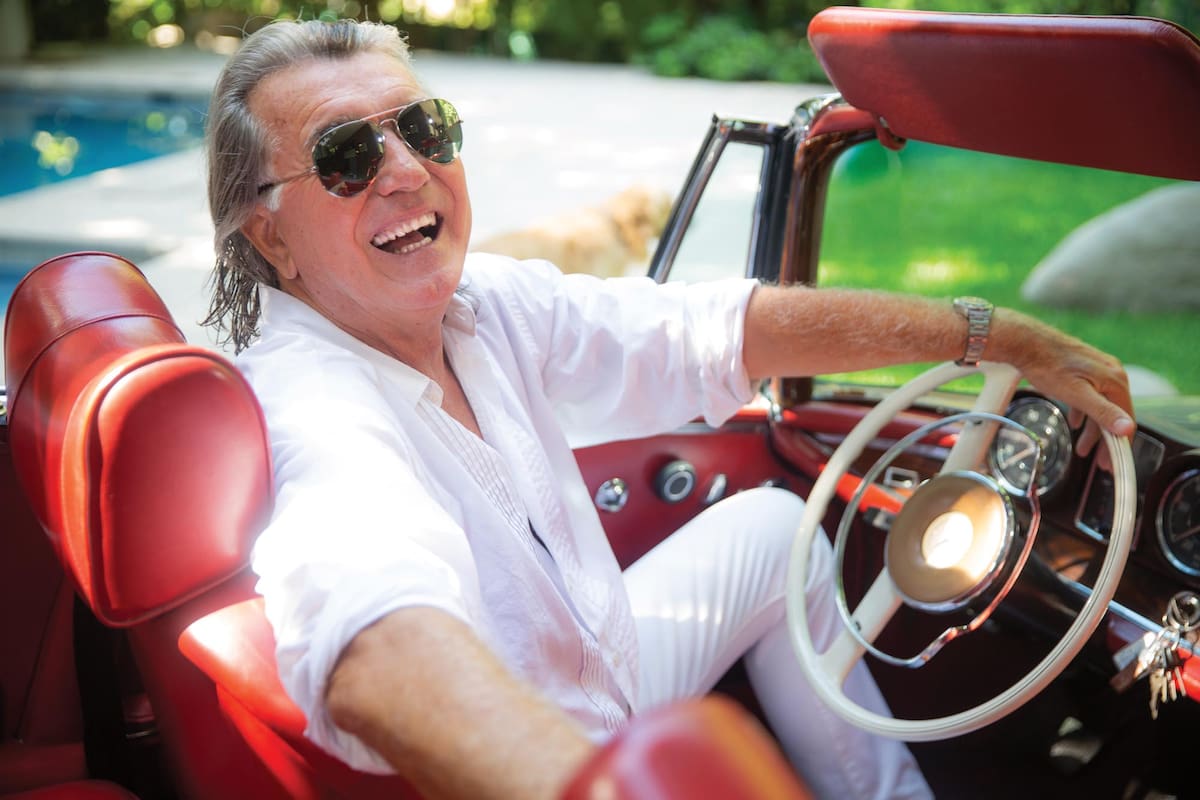 Pancho, fanático de los fierros”,
posa sobre un Mercedes-Benz
SE 250 cabriolet de 1967
(se hicieron sólo 1950 autos
convertibles de este modelo,
el resto son todos de techo
rígido).