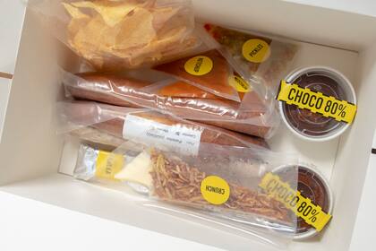 Panchos artesanales, envasados al vacío, y otros productos premium en la Caja Canuto del restaurante Tegui