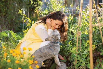 Pandora, su schnauzer enana, la sigue a todas partes. “Como soy muy dominante, así como no me gusta que toquen mis cosas, no me gusta que toquen mi huerta”, cuenta entre risas.
