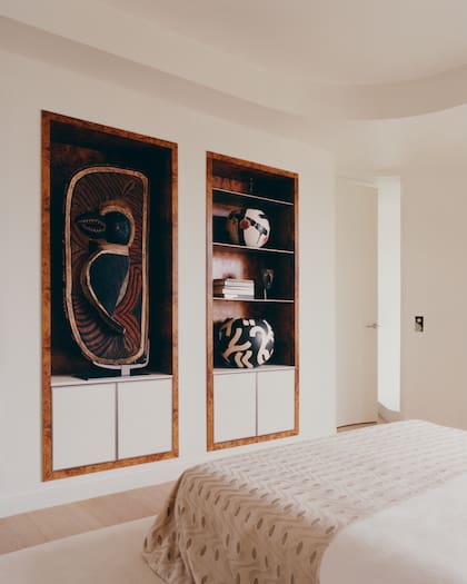 Panel ceremonial de Papúa Nueva Guinea; estatuilla y máscara de Galerie Lucas Ratton. Cerámicas ‘Nouvelle Afrique’ y ‘Signal’, de Cocktail (Galerie Romain Morandi).