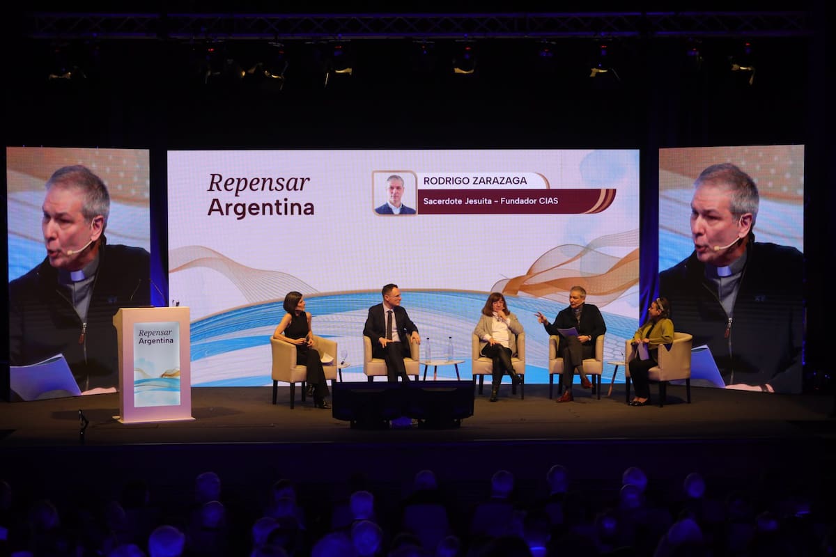 Panel de "Repensar Argentina" con las periodistas Luciana Vázquez y Silvia Naishtat, los investigadores Tomas Casas i Klett y Raquel Chan y el jesuita Rodrigo Zarazaga