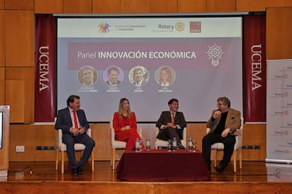 Panel sobre innovación económica en la UCEMA