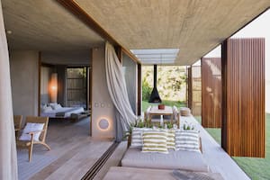 Paneles corredizos que borran los límites entre interior y exterior, en Villa Lago, Las Musas.