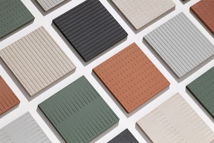 Paneles decorativos hechos con 98% de residuos de papel industrial y cartón post-consumo, desarrollados por FRONT en colaboración con Alted Materials. Son aptos para interiores, no emiten COV y son reutilizables o reciclables en un mismo ciclo