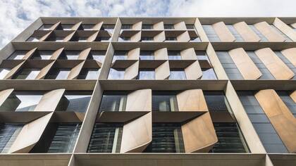 Paneles (Foto: Nigel Young/Foster + Partners) Image caption Los paneles se mueven para dejar entrar el aire necesario en cada momento, según el número de personas dentro de las oficinas