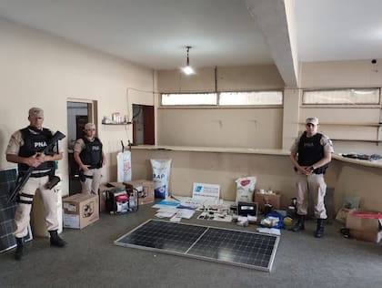Paneles solares y otros materiales secuestrados en el marco de la causa por el robo de fertilizantes en el puerto de San Nicolás