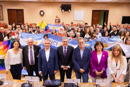 Panelistas y asistentes en el congreso celebrado en el Congreso de los Diputados español, donde se discutió la situación judicial de la expresidenta argentina