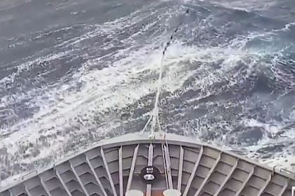 Pánico en el mar: una ola gigante golpeó un crucero