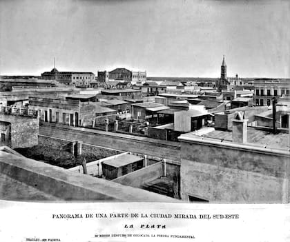 Panorama de la ciudad mirada desde el sudeste. Se observan la Iglesia San Ponciano, la Legislatura Provincial y el Teatro Argentino aún en construcción.