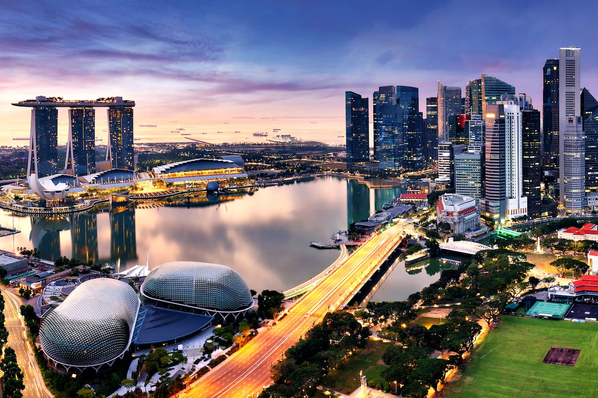 Panorama del horizonte de la ciudad de Singapur al amanecer, en la Marina Bay