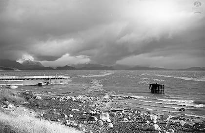 Panorama del Lago Nahuel Huapi y el muelle cabecera tras el lagomoto.