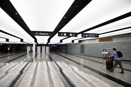 Los aeropuertos vacíos son parte del panorama argentino en la cuarentena.