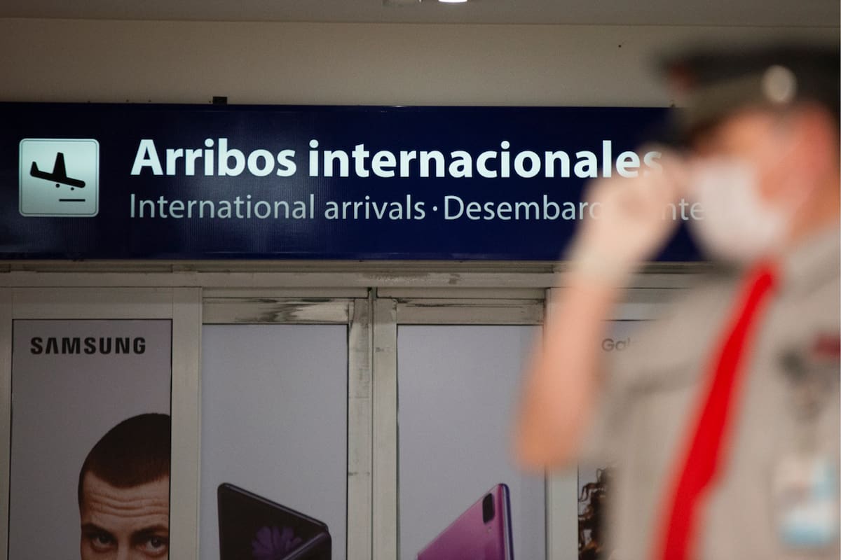 Panorama que presentaba hoy a la madrugada el aeropuerto de Ezeiza, llegaron vuelos de Cuba y España