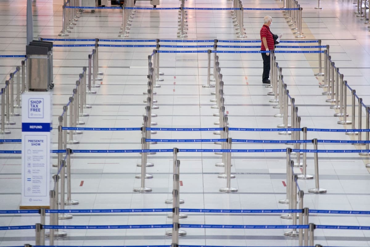 Panorama que presentaba hoy a la madrugada el aeropuerto de Ezeiza, llegaron vuelos de Cuba y España