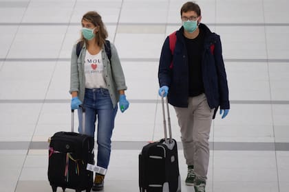 El coronavirus trastocó por completo la vida del aeropuerto de Ezeiza; esta madrugada llegaron los últimos vuelos permitidos antes del cierre de fronteras