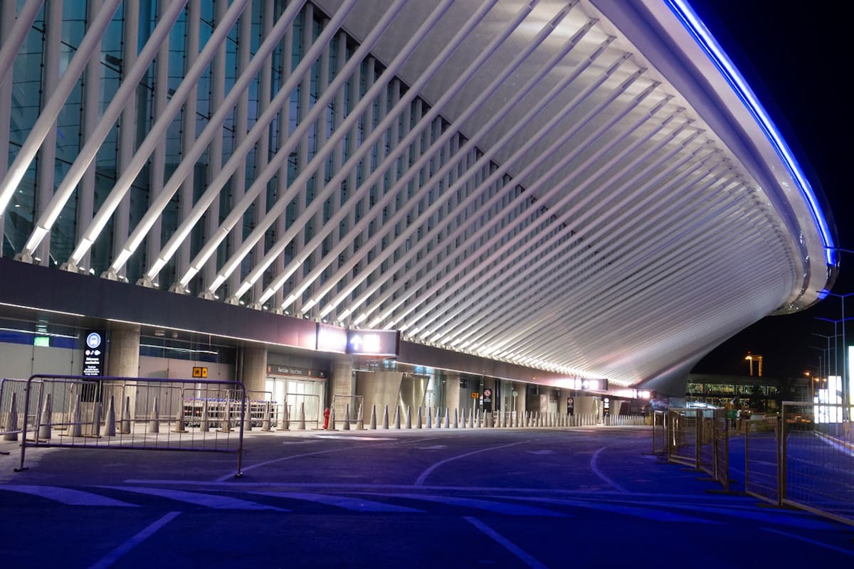 Panorama que presentaba hoy a la madrugada el aeropuerto de Ezeiza, llegaron vuelos de Cuba y España