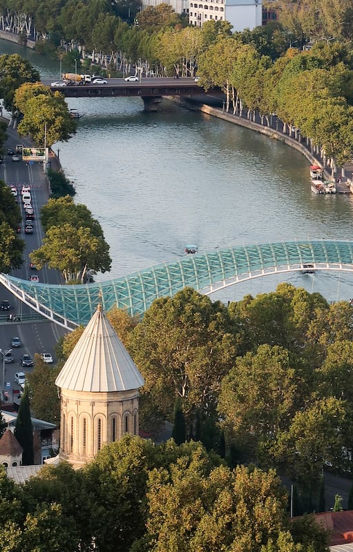 Panorámica de la ciudad de Tiflis, atravesada por el río Kurá