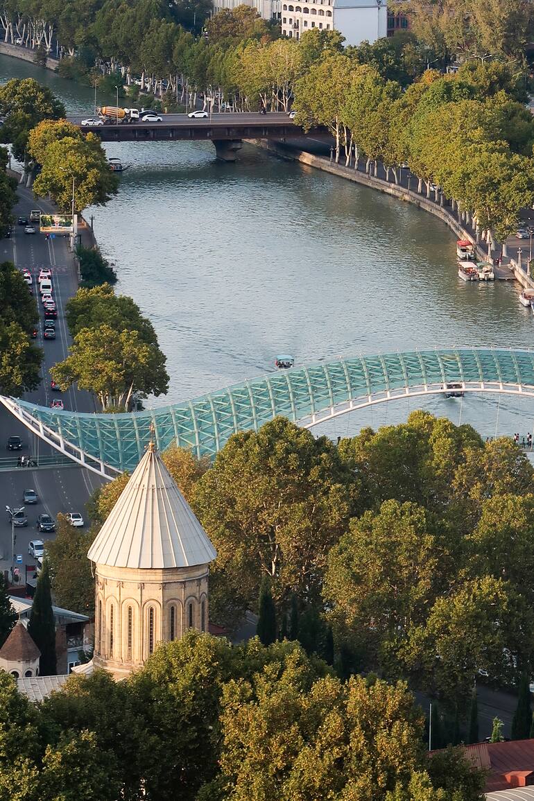 Panorámica de la ciudad de Tiflis, atravesada por el río Kurá