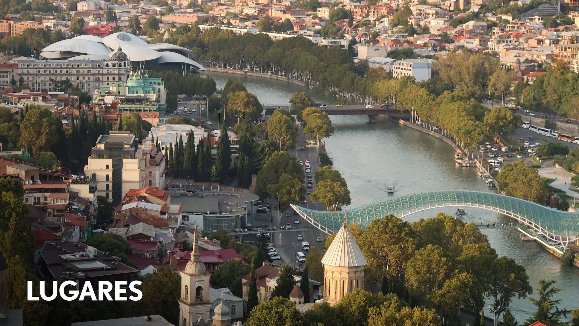 Panorámica de la ciudad de Tiflis, atravesada por el río Kurá