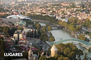 Panorámica de la ciudad de Tiflis, atravesada por el río Kurá