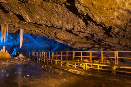 Panorámica de la gran sala de la cueva de Scarisoara (Rumanía). La bacteria la recuperaron tras agujerear el glaciar extrayendo un cilindro de 25 metros de profundidad