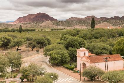 Panorámica del pueblo de Hualfín, su capilla y los viñedos que la rodean.
