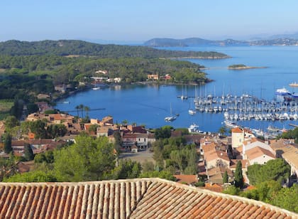 Panorámica del puerto y sus embarcaciones