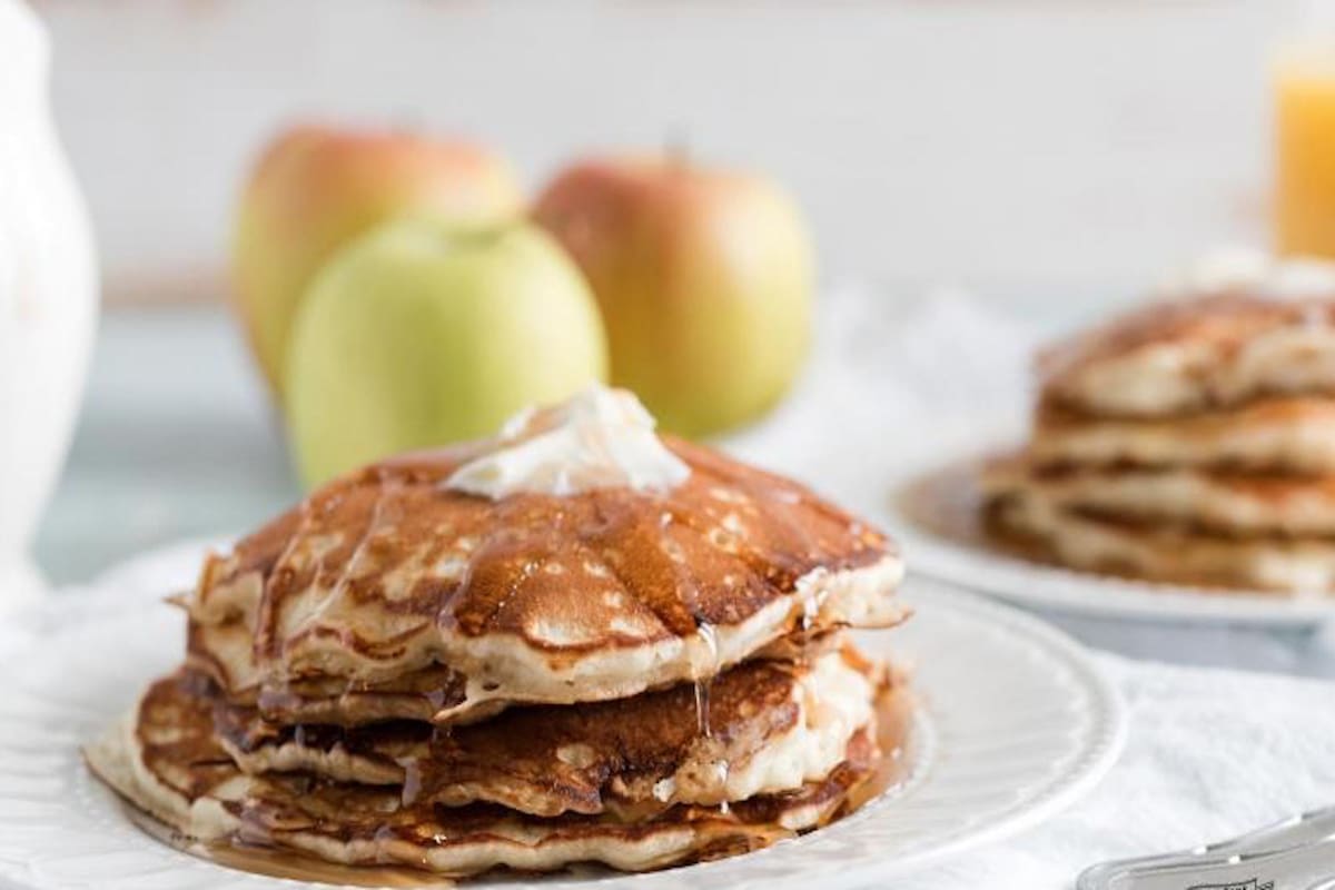 Panqueques con manzana y muffins de frutas cítricas, dos frutas de temporada en recetas para disfrutar a la hora del té