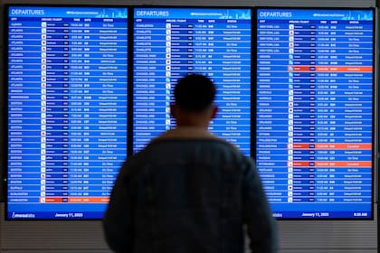 Pantalla de video muestra retrasos y cancelaciones de vuelos en el Aeropuerto Nacional Ronald Reagan de Washington en Arlington, Virginia