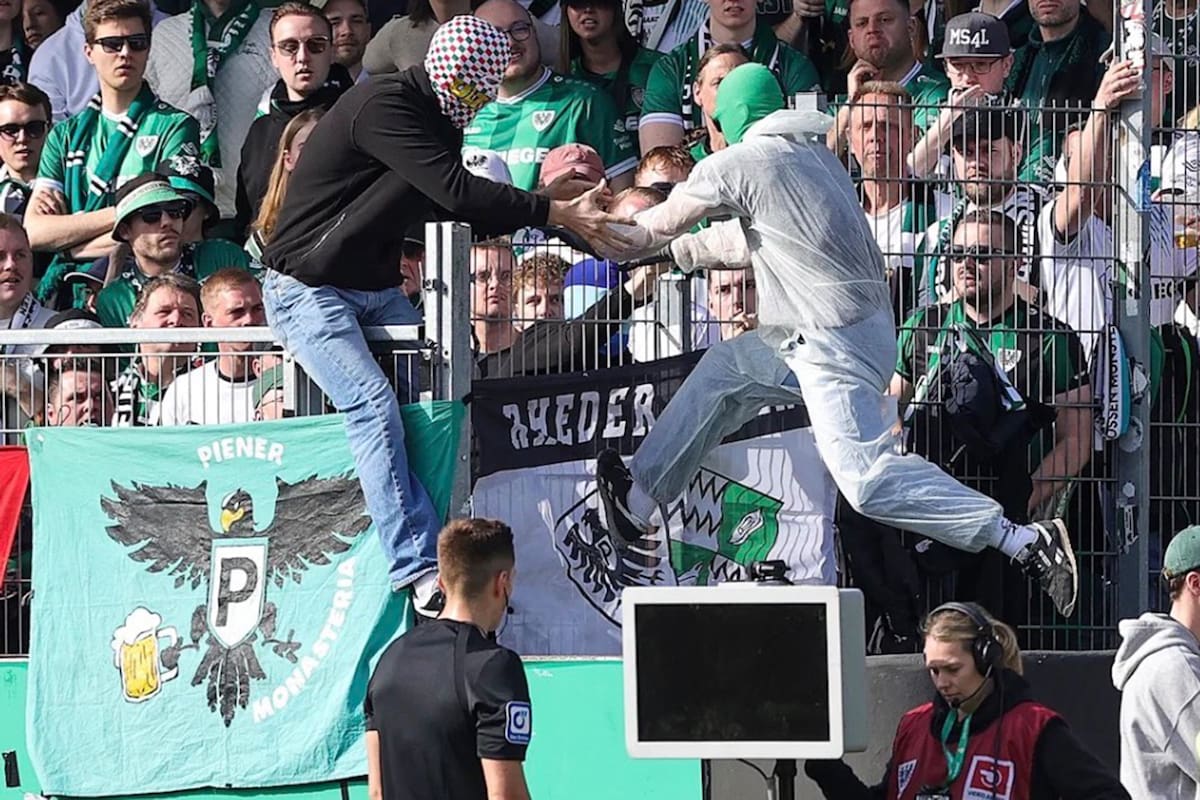 Pantalla negra. El árbitro se quedó sin ver las imágenes del VAR por el acto de vandalismo de un par de hinchas.